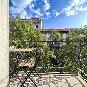 Apartment Casa Alberto Da Giussano, Elegante Bilocale In Centro Con Balcone Sul Parco, Milan